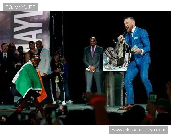 UFC冠军胜利瞬间的狂热:那一刻,他怒摔麦克风引发的热议 UFC冠军胜利瞬间的狂热:那一刻,他怒摔麦克风引发的热议